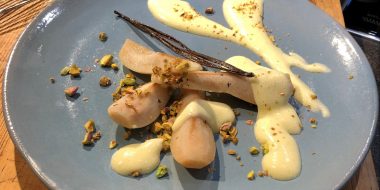 Inspiratiehuis - recept - Peer met Moscato sabayon en pistache