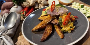 Inspiratiehuis - recept - Kruidige kip met geroosterde groenten en Bombay potatoes