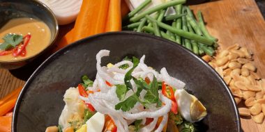 Inspiratiehuis - recept- Salade van gestoomde groenten met thaise pindadressing en krokante rijstnoedels
