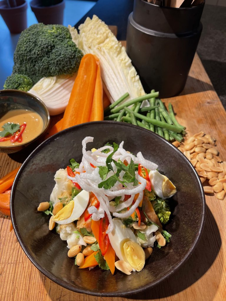 Inspiratiehuis - recept- Salade van gestoomde groenten met thaise pindadressing en krokante rijstnoedels