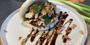 Gestoomde bao buns met een smash burger en koolsalade - recept