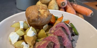 Diamanthaas met oven geroosterde venkel, winterpeen, aardappel, sperziebonen en Yorkshire pudding - recept