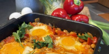 Shakshuka met venkelworst en kikkererwten - recept
