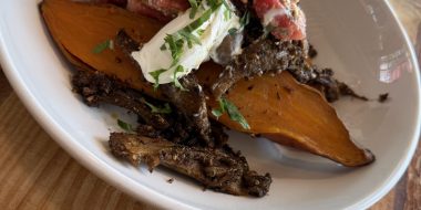 Jerk spiced chicken met gepofte zoete aardappel en watermeloen salade - recept